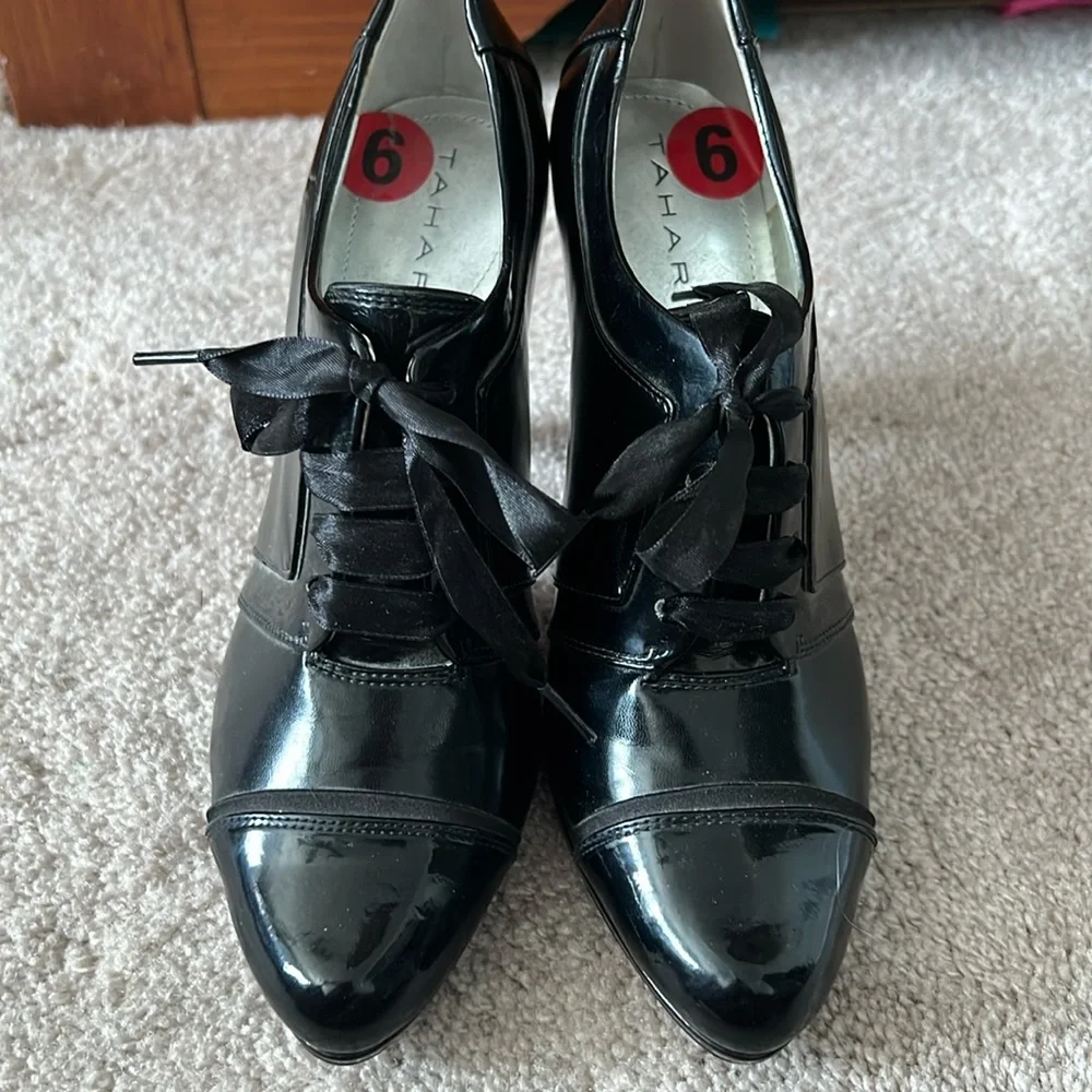 Woman’s Tahari Larry High Heels Size 6 Never Worn - Picture 1 of 5